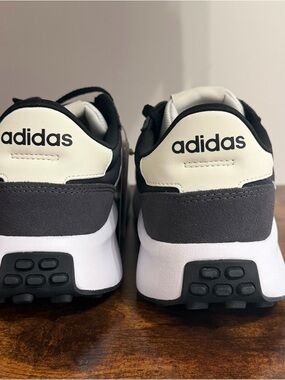 adidas Women’s size 8 Lifestyle Runner Sneakers new in box NO lid #44